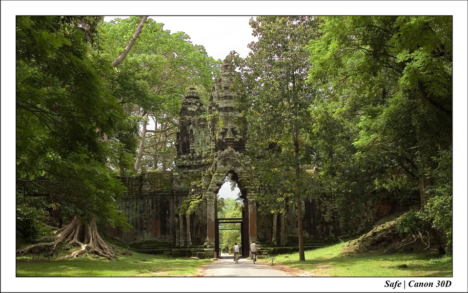 2006 - 07 - Temple angkor - Victory gate 12